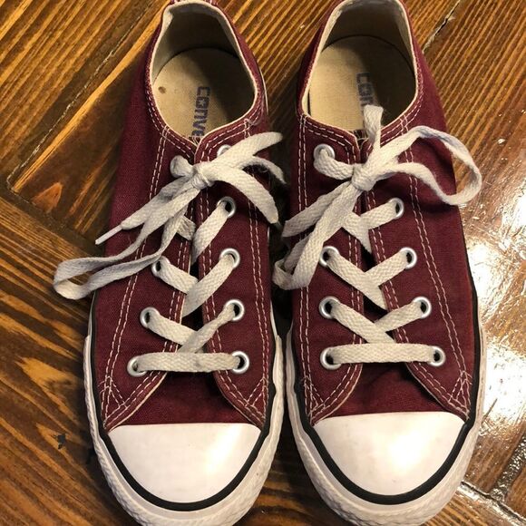 Convese Chuck Taylors Maroon - Picture 1 of 3